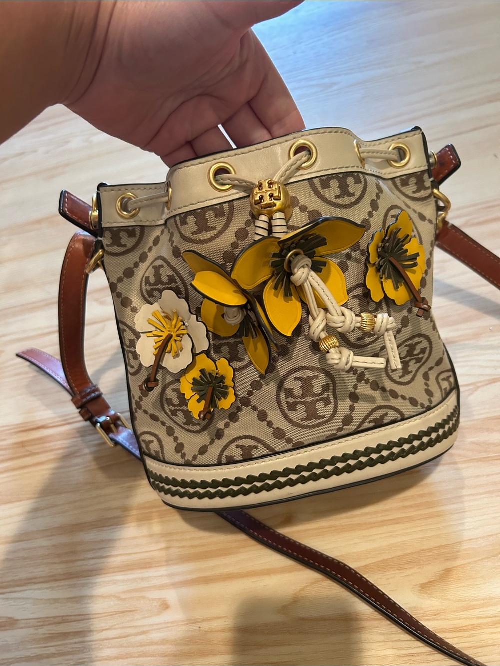 AMAZING condition Tory Burch crossbody bucket bag with 3D flowers
